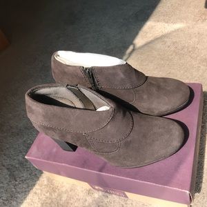 Clarks ankle boots size 5.5